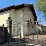 Al Casel: Storico Casello Sulla Ciclabile Nyaraló *