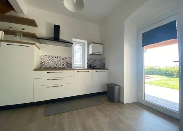 Al Casel: Storico Casello Sulla Ciclabile Nyaraló *