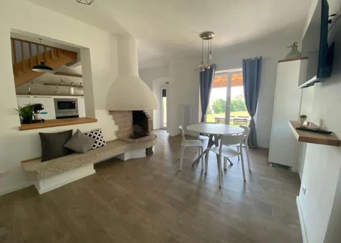 Al Casel: Storico Casello Sulla Ciclabile Nyaraló *