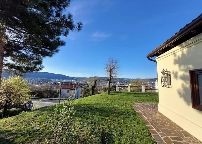 Al Casel: Storico Casello Sulla Ciclabile Nyaraló *